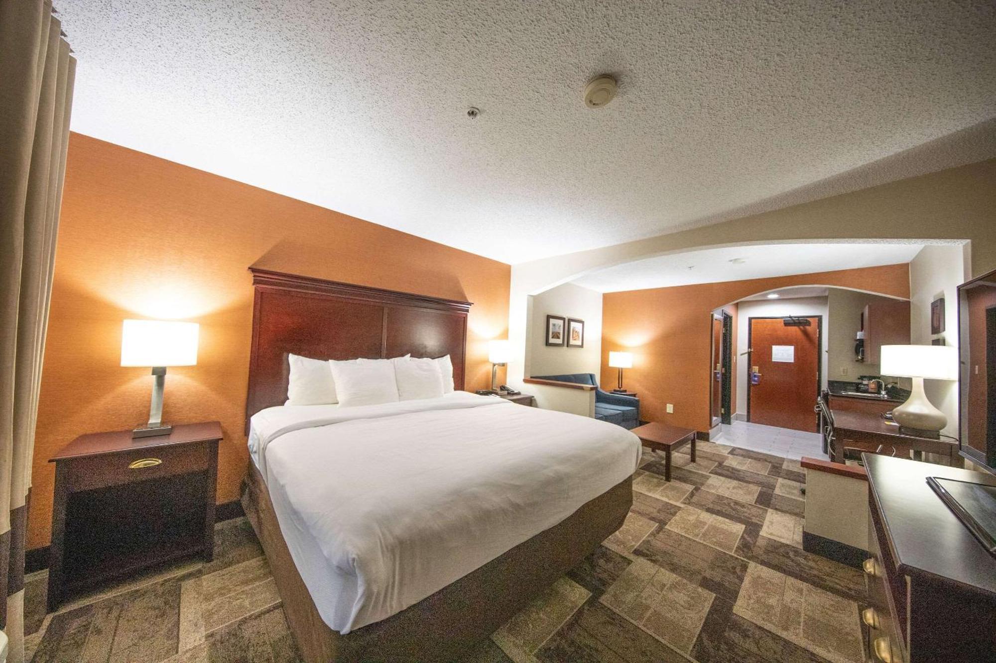 Comfort Inn & Suites Hutchinson Exterior photo