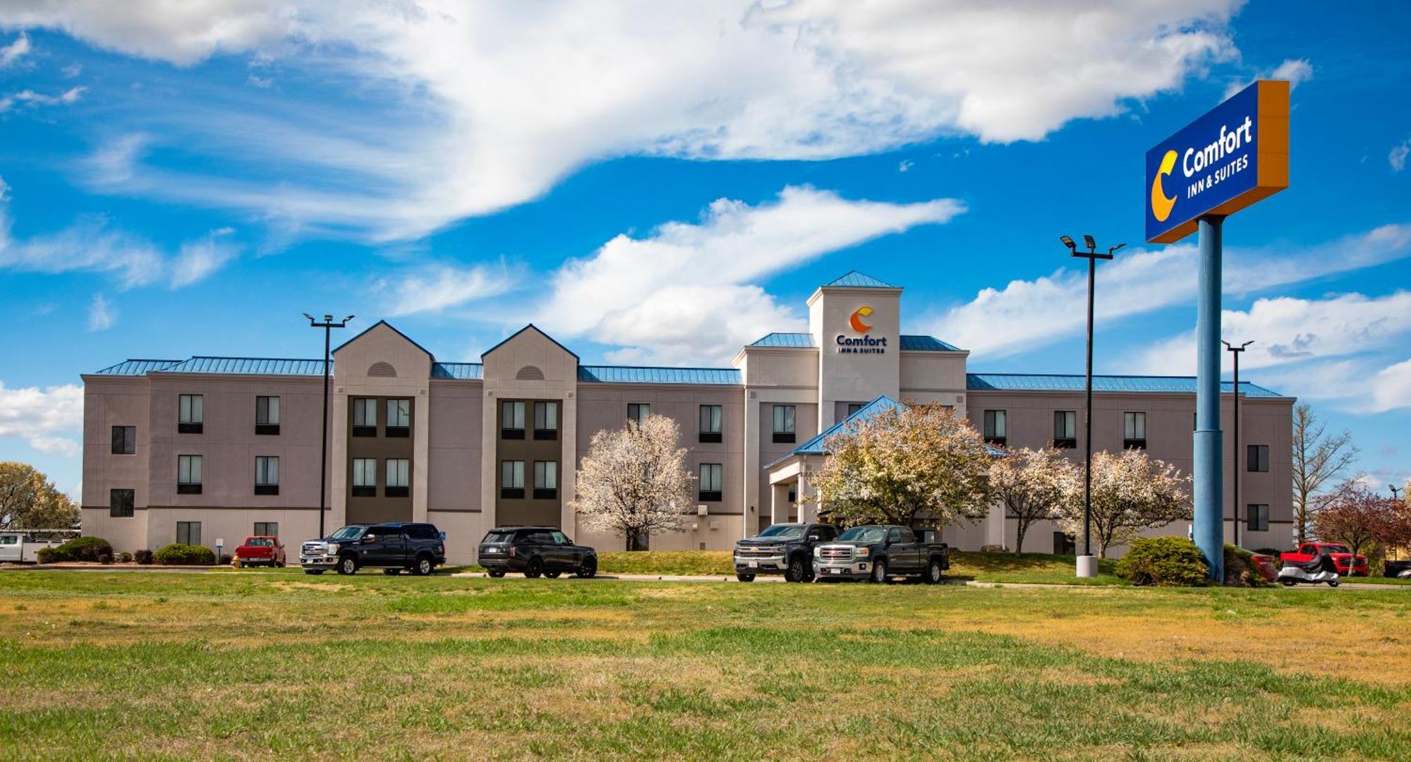 Comfort Inn & Suites Hutchinson Exterior photo