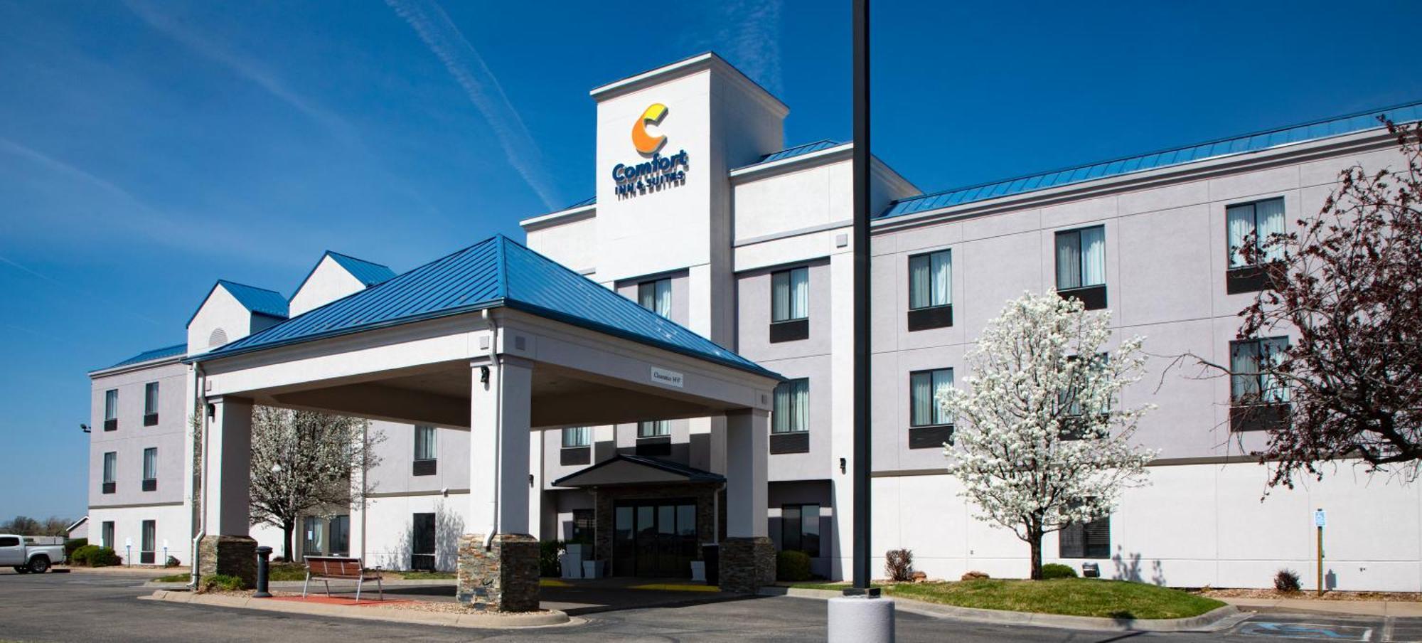 Comfort Inn & Suites Hutchinson Exterior photo